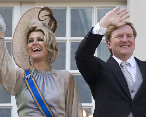 威廉—亚历山大国王和皇后马克西玛疫情下外游被批评。AP资料图片