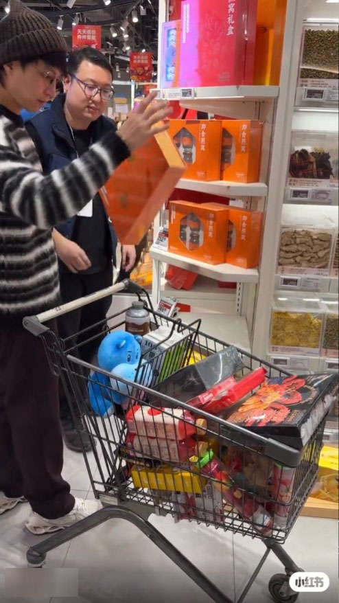 吳業坤用了4秒即選了最大盒的燕窩放在購物車中。