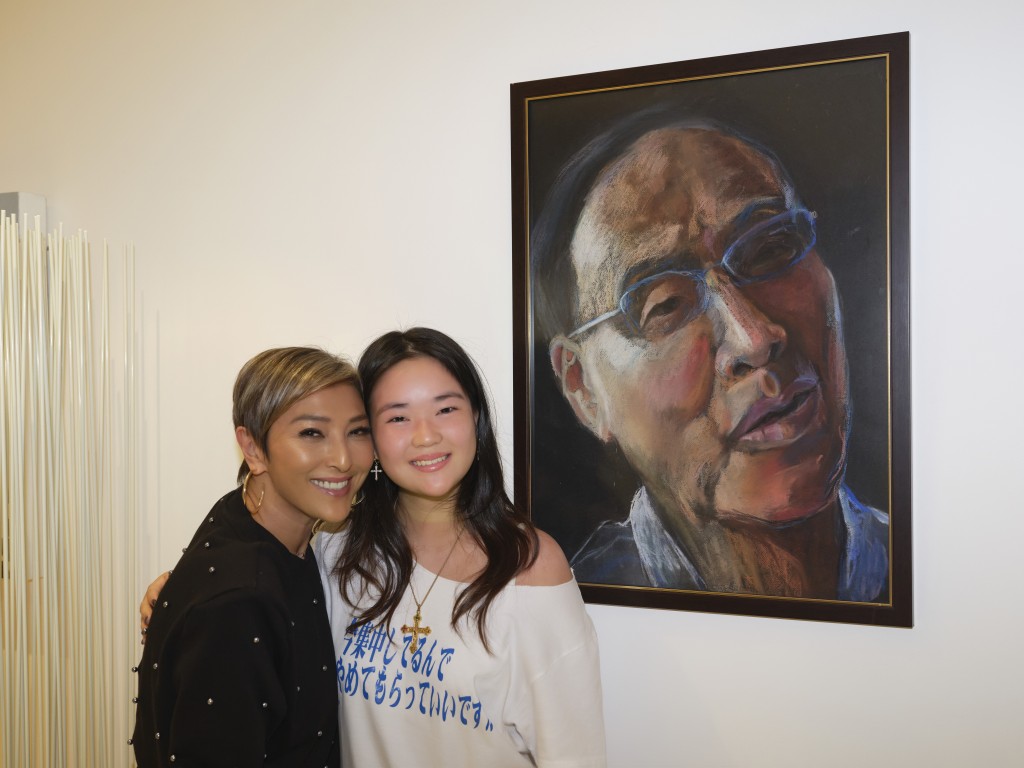 九巴新抱雷林靜怡16歲孻女雷耀琪開藝術展，上山詩鈉都有捧場。