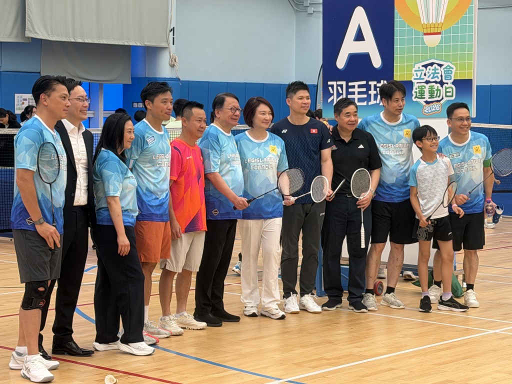 場內設有多個體驗區，讓參加者試玩傳統運動如乒乓球、羽毛球及手球。