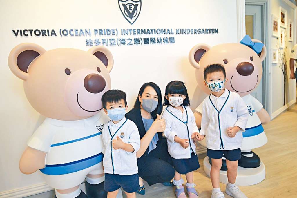 胡翠珊(左二)認為家長對子女教育有充分理解,對新校的長遠營運仍感樂觀。