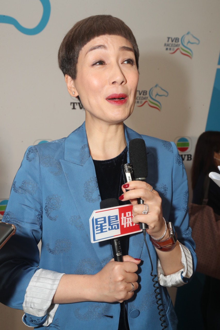 視后江美儀出席《TVB賽馬日》。