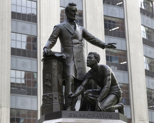 林肯總統及跪地黑奴的雕像。AP資料圖片