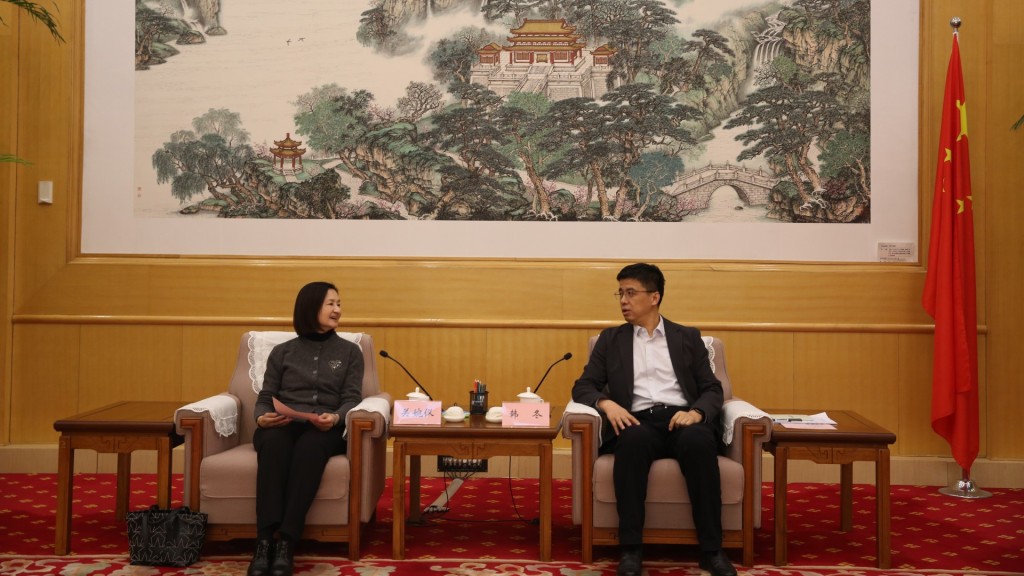 關婉儀（左）到北京拜會國家廣電總局副局長韓冬。港台圖片