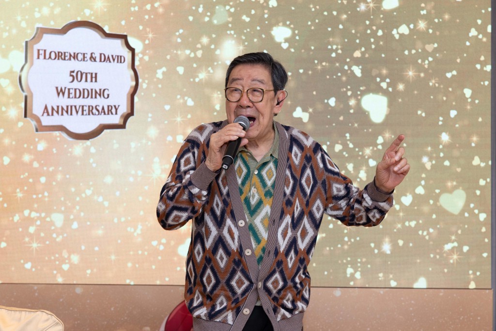 修哥唱出《情花開》和《月亮代表我的心》。