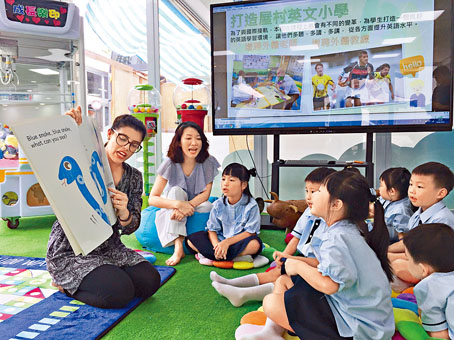 李小寶（左二）接任禤景榮學校校長後，增聘不少外籍教師，提高英語學習環境。