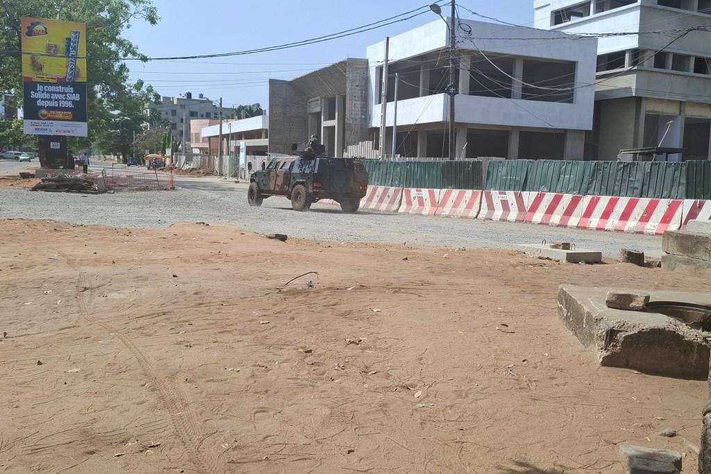 有軍車在貝寧大街出現。美聯社 有軍車在貝寧大街出現。美聯社