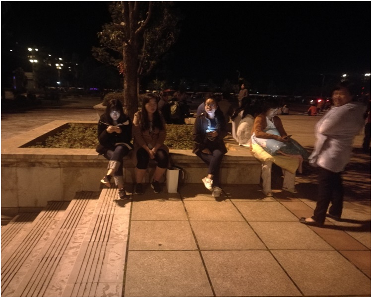 民眾在地震發生走到新區廣場暫避。圖:通海縣委宣傳部