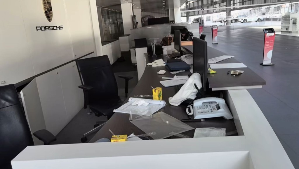 河南最大保时捷授权4S旗舰店郑州中原保时捷中心近日「跑路」。抖音@扶苏