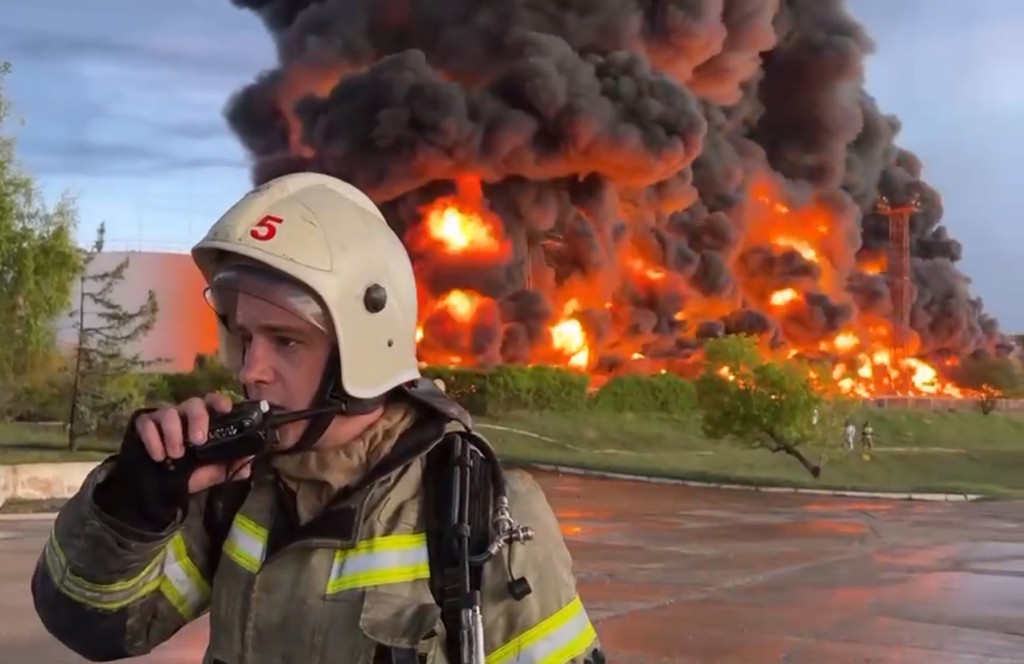 克里米亞儲油廠發生大火，一名消防員在對講機上講話。AP