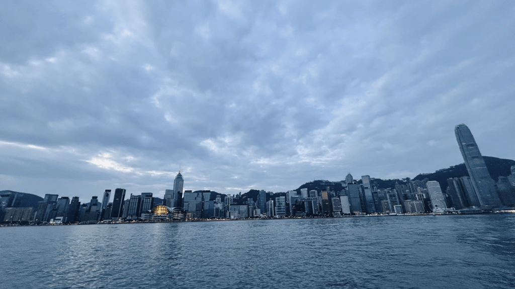 本港地区今日大致多云，早晚有一两阵骤雨。蔡楚辉摄