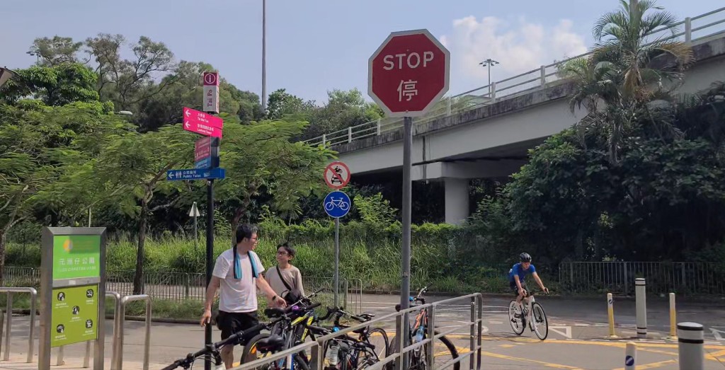 踩單車人士需留意交通標誌。