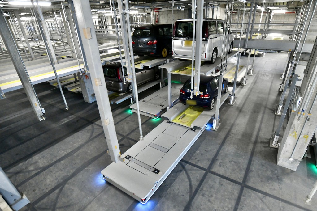 樓高5層的轉機停車場採用自動化泊車系統。