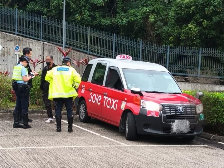 警方派员乔装的士乘客，并发现两辆的士涉嫌违例。