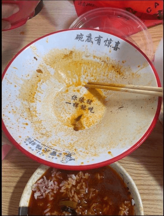 食客吃到碗底,驚見「你像豬一樣能吃」標語。 食客吃到碗底,驚見「你像豬一樣能吃」標語。