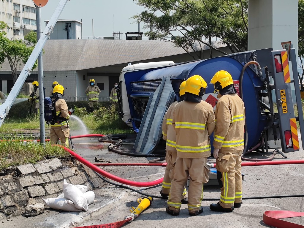 消防開喉沖走路面上的油渣。梁國峰攝