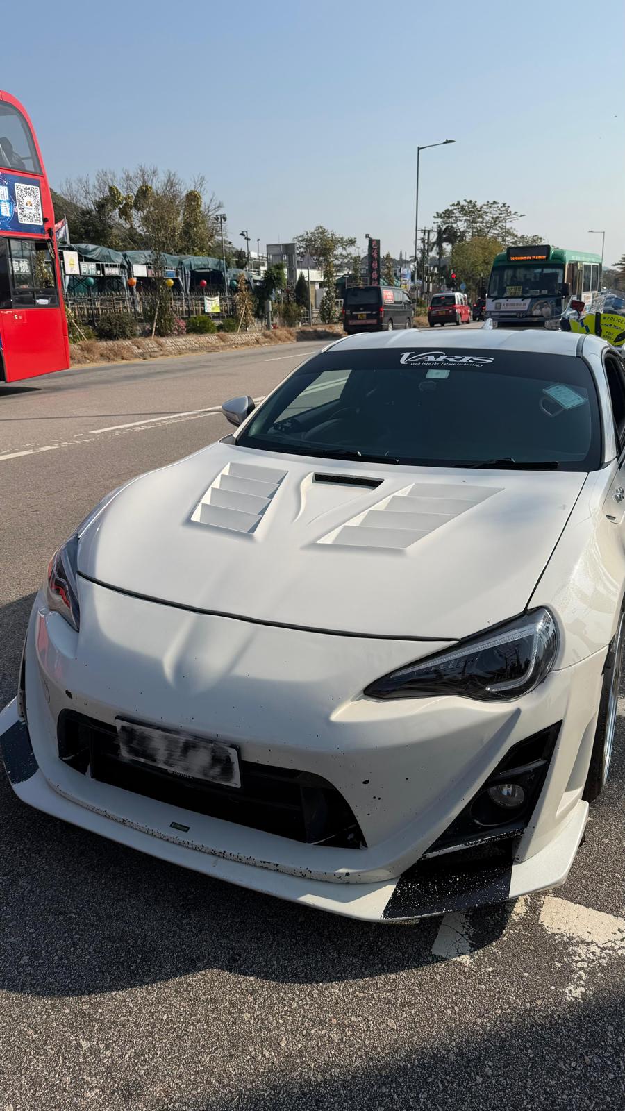 警方於屯門、元朗、吐露港公路、大美督、鹿頸路及新娘潭路一帶截查約50輛懷疑涉及非法改裝的私家車及電單車。警方提供