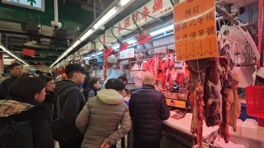 寒流襲港|市民買食材打邊爐 九龍城街市人頭湧湧 有檔主稱生意多近五成