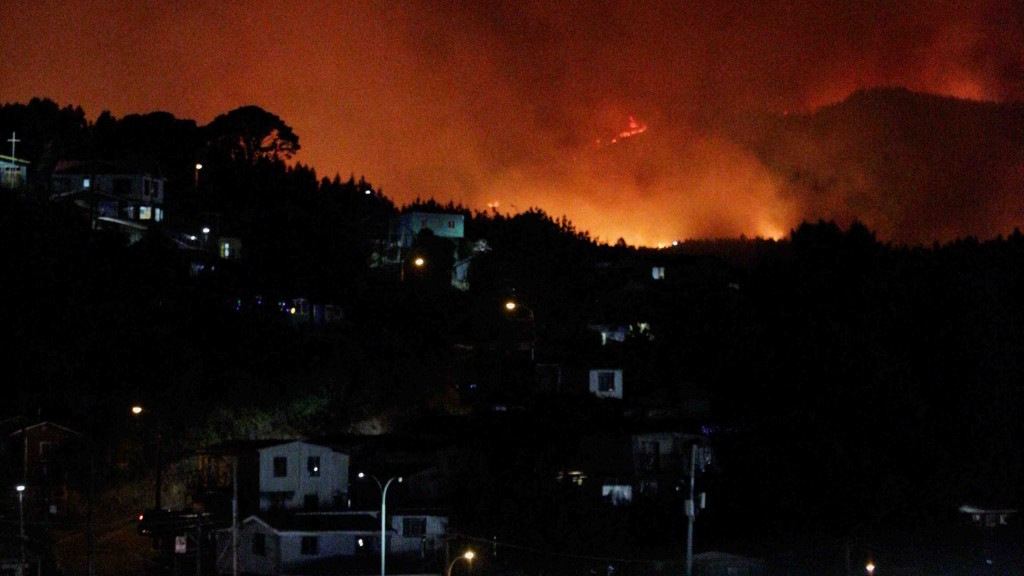 智利南部山林大火，至少16死2萬人疏散。路透社