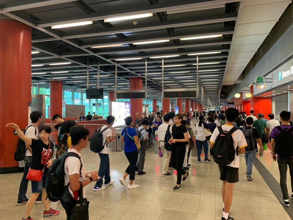 因閘機受損，將軍澳站乘客出入閘排長龍。