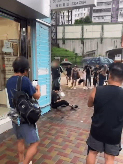 黑綠衫男子卻粗口橫飛，兩度起腳直踢車長頭部。
