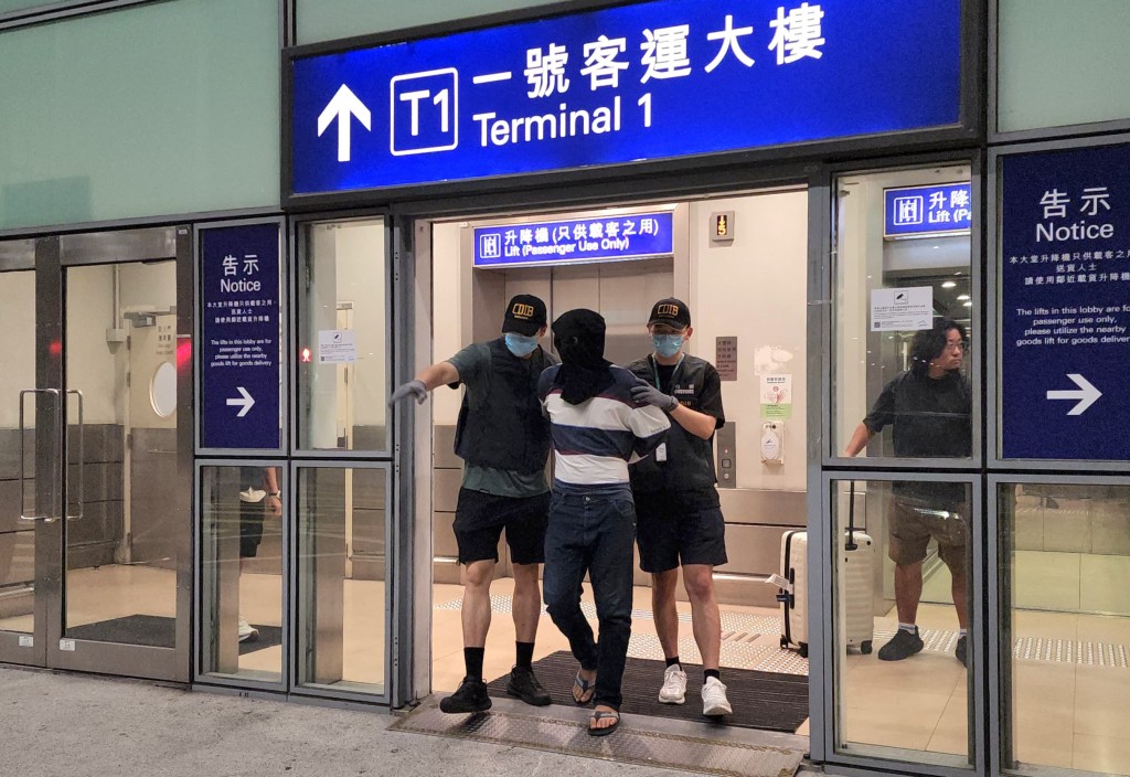 行動中,海關拘捕一男一女。 行動中,海關拘捕一男一女。