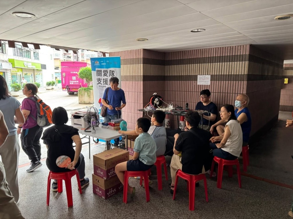 關愛隊到場協助受影響居民。郭芙蓉fb圖片 關愛隊到場協助受影響居民。郭芙蓉fb圖片
