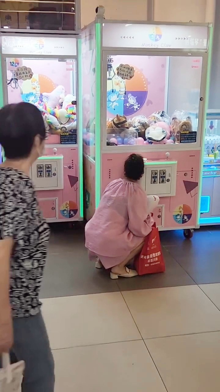 但從出口隱若見到,女童疑穿著白色裙子。Threads截圖 但從出口隱若見到,女童疑穿著白色裙子。Threads截圖