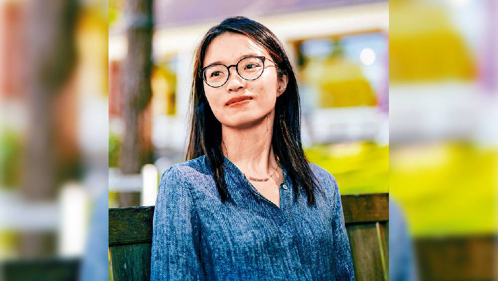 王虹佩戴黑框眼鏡和卡地亞項鏈，穿搭被評具「高智感」。