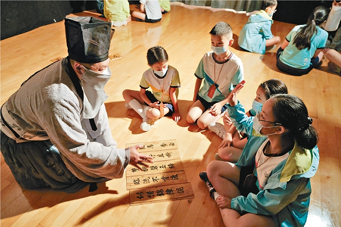 學生全神貫注聽演教員簡立強講解李白的《紫騮馬》。