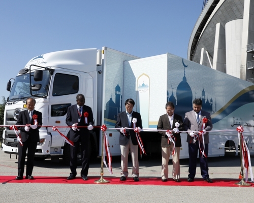 貨櫃最多可以容納50人。AP