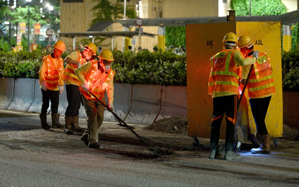 路政署由昨夜起分階段重鋪鑽石山龍翔道東行路面，今次更使用「高性能超薄磨耗層」的新型瀝青物料。 