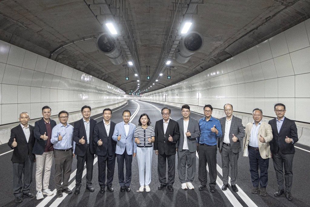 立法會議員昨日實地視察。路政署FB 立法會議員昨日實地視察。路政署FB