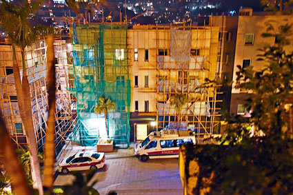 ■遇竊屋苑有樓宇搭建棚架，警方到場調查。
