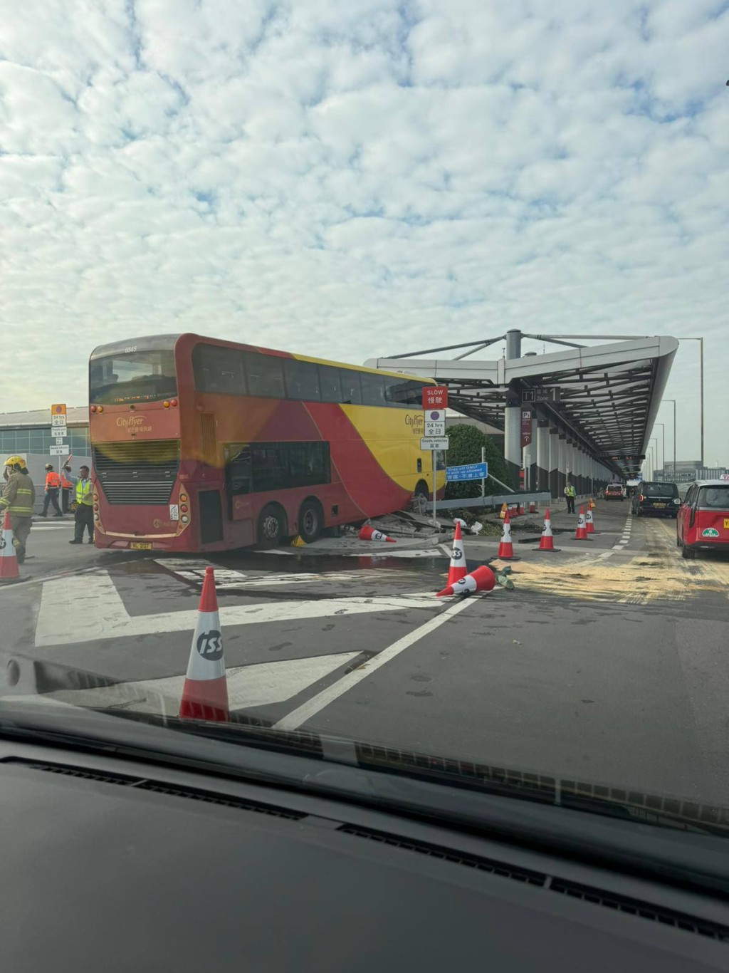 涉事城巴直撞一號客運大樓巴士落客區對出的花槽。網上圖片 涉事城巴直撞一號客運大樓巴士落客區對出的花槽。網上圖片