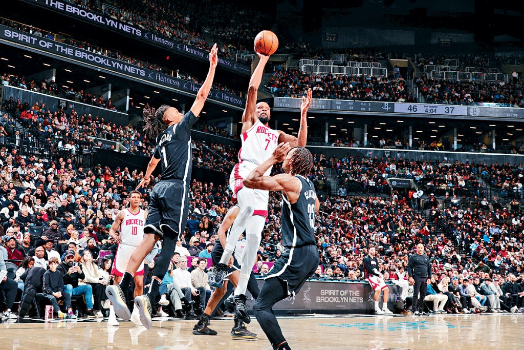 杜蘭特（白衫7號）攻入22分及交出本季新高的11次助攻。