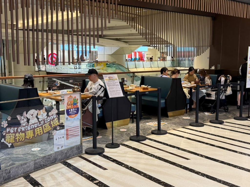 青衣城一間酒樓將店舖門外5張枱劃為「寵物專用區域」,中午時份有3枱食客帶同狗隻用餐。 青衣城一間酒樓將店舖門外5張枱劃為「寵物專用區域」,中午時份有3枱食客帶同狗隻用餐。
