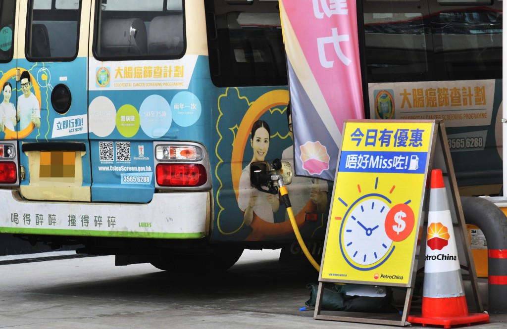 李耀培擔心巴士、小巴、船、的士、物流公司會因為石油汽和油渣價格上升而加價。