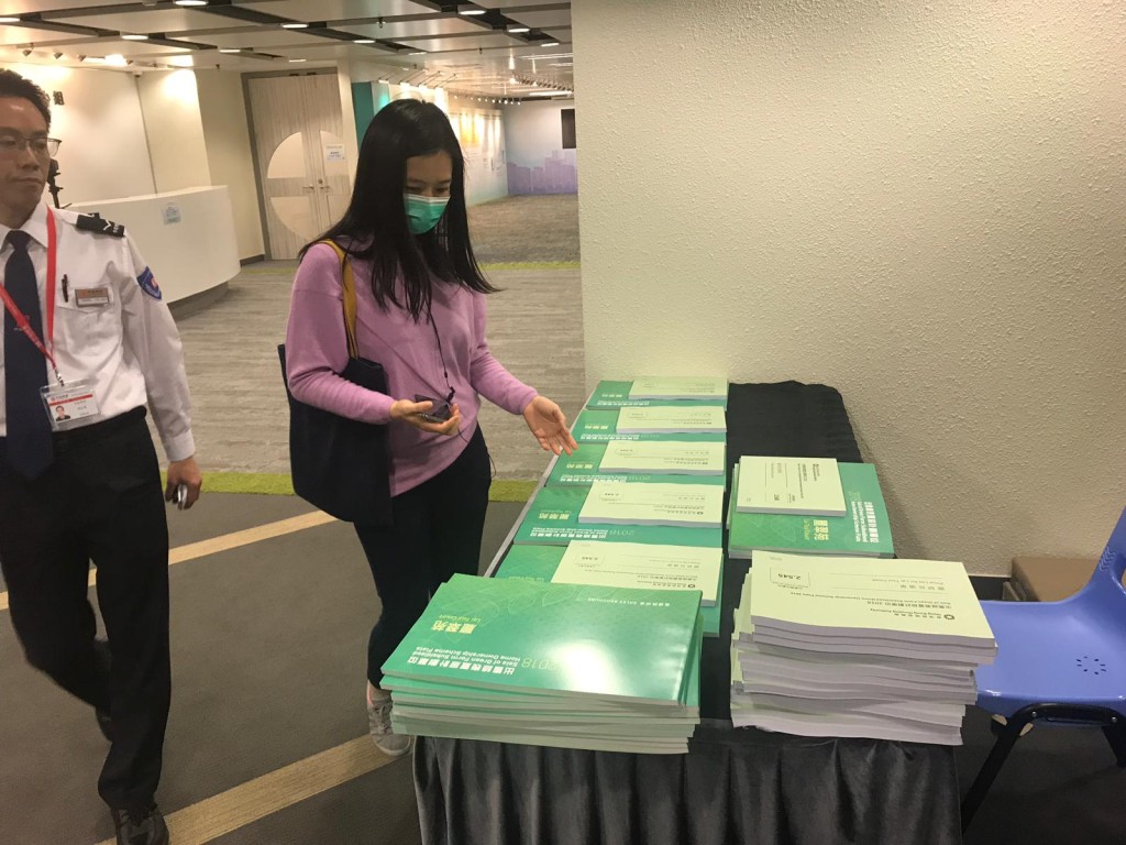 房委會今早派發麗翠苑單位的價單及售樓說明書。