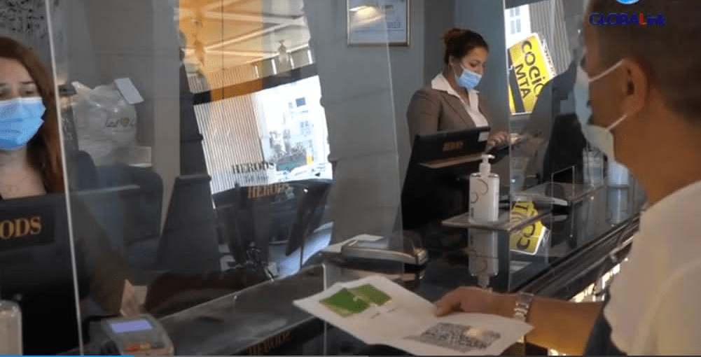 以色列人入住酒店要出示疫苗護照。