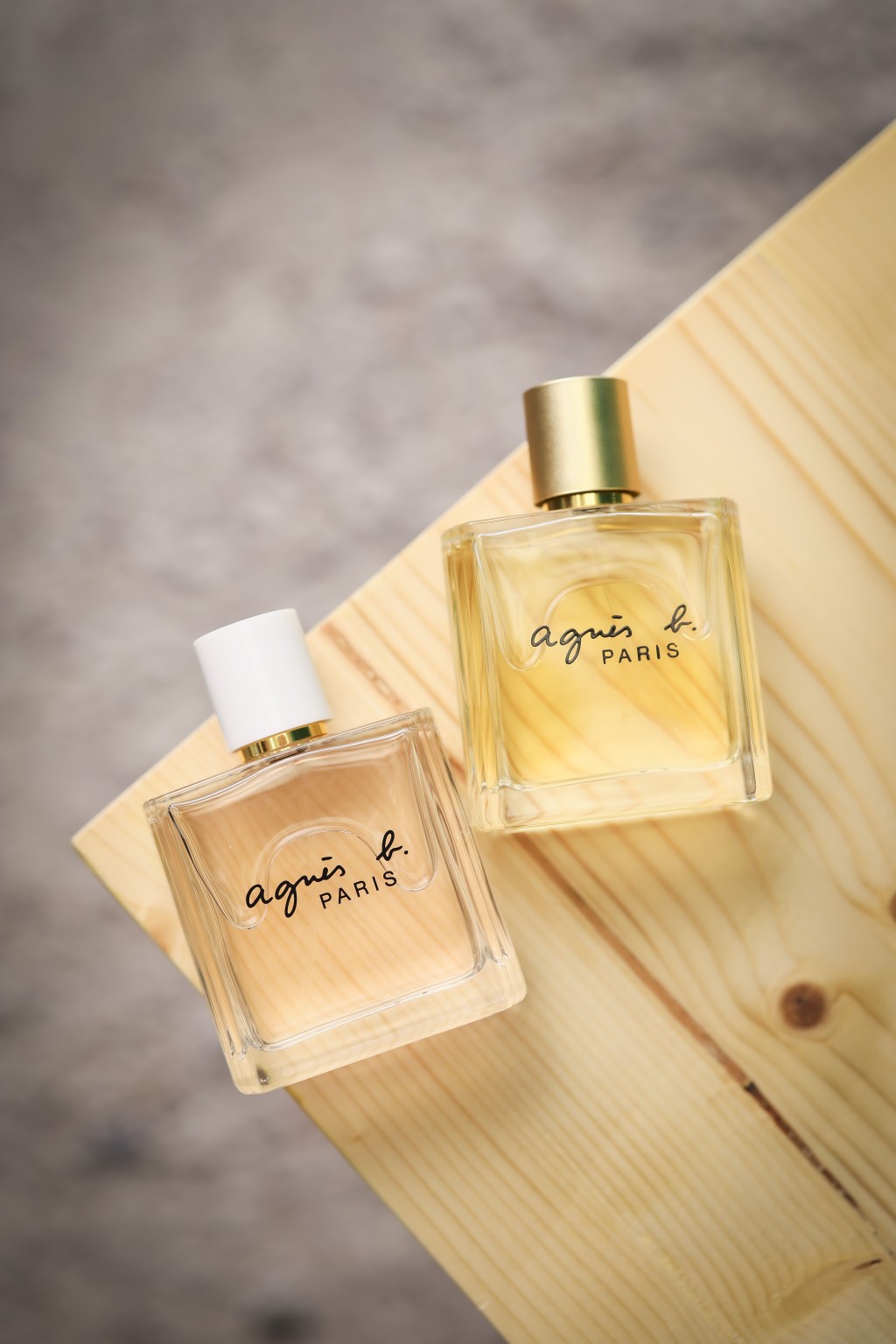 agnes b. Le Parfum 巴黎金韻香水$950/右、L’Eau 晨光絮語香水$850/左