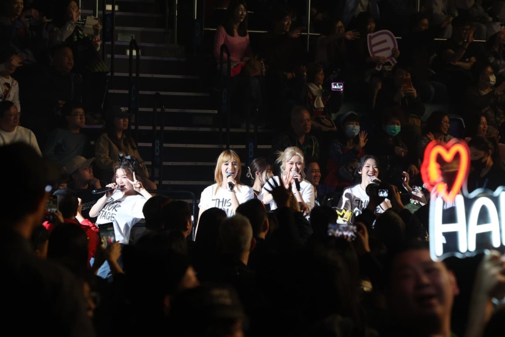 學員們在encore環節走到台下與粉絲揮手擊掌，場面熱鬧。 