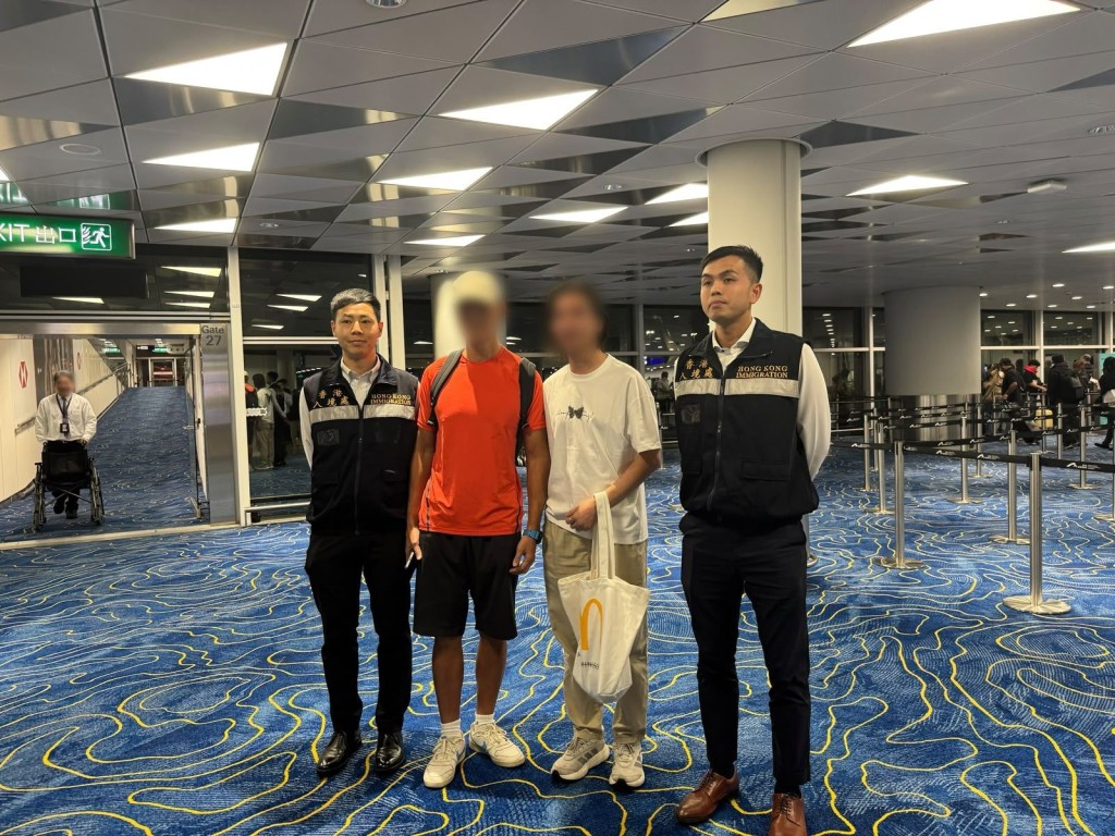 鄧龍威在入境處協助在外香港居民小組成員陪同下，已於今日安全返港與家人團聚。