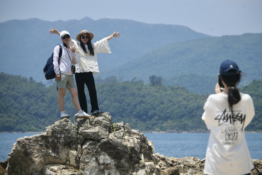 遊客到西貢橋咀島遊玩。陳浩元攝 遊客到西貢橋咀島遊玩。陳浩元攝