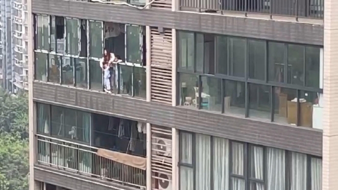 網傳一女子將小童從高樓扔下。