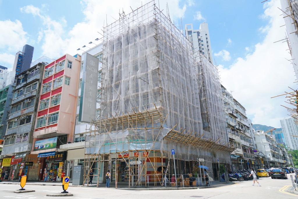 九龍城衙前圍道的市區重建項目，多棟舊樓搭起竹棚。