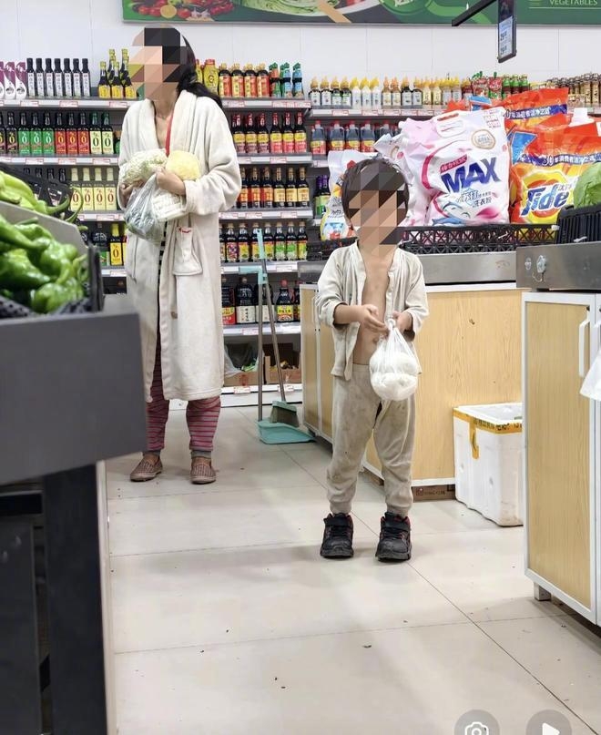 母子街頭遊蕩每天買白吉餅饅頭度日。