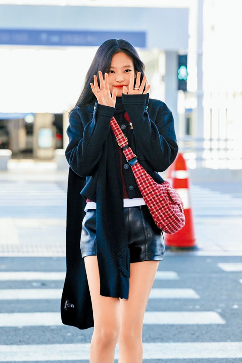 BLACKPINK成员Jennie工作忙碌，除了出新碟，又要飞到法国出席品牌活动。