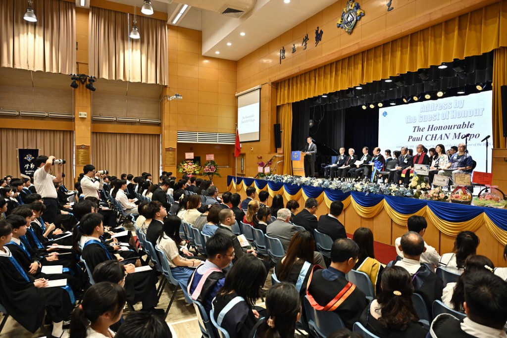 陈茂波出席一间中学的毕业礼，感受到同学对未来升学和事业发展的期盼。陈茂波网志