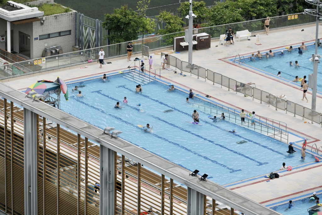 「全民运动日」当天公众泳池免费入场。资料图片